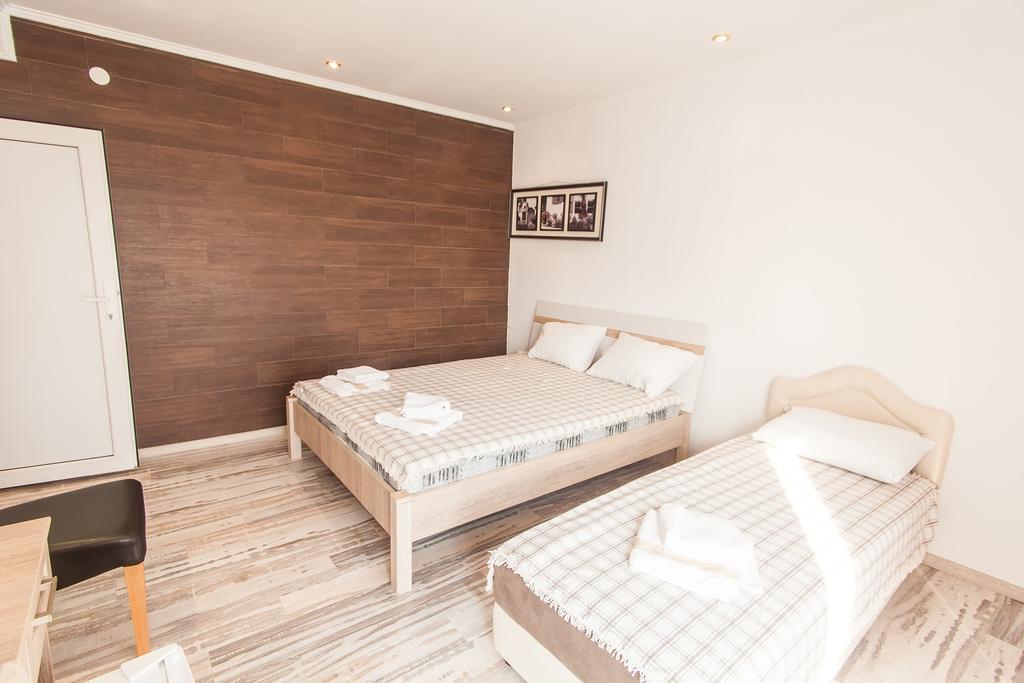 Rooms And Apartments Milana Bar Exterior photo